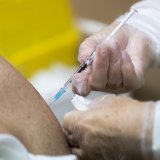 La CFV et l’OFSP recommandent aux personnes vulnérables de recevoir une dose de vaccin anti-Covid-19 en automne/hiver 2023/2024 (image d'illustration).
